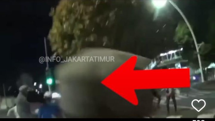 screenshot video viral petugas satpol pp dipukul pengamen pakai gitar