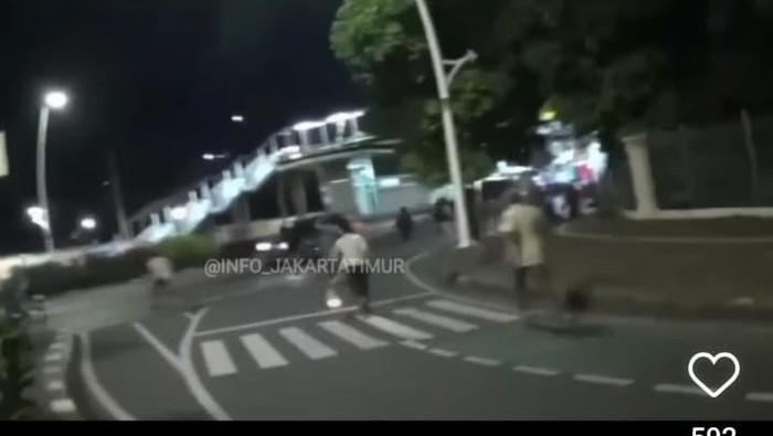 screenshot video viral petugas satpol pp dipukul pengamen pakai gitar