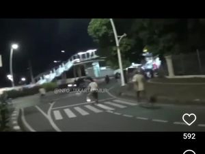 Ulah Barbar Pengamen Pukul Satpol PP Jakarta Pakai Gitar