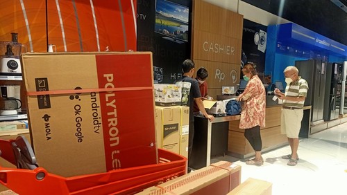 Sejumlah customer Transmart Trans Studio Mall (TSM) Bali memborong berbagai produk yang ditawarkan dalam Transmart Full Day Sale, Sabtu (15/4/2023). (Ni Made Lastri Karsiani Putri/detikBali)