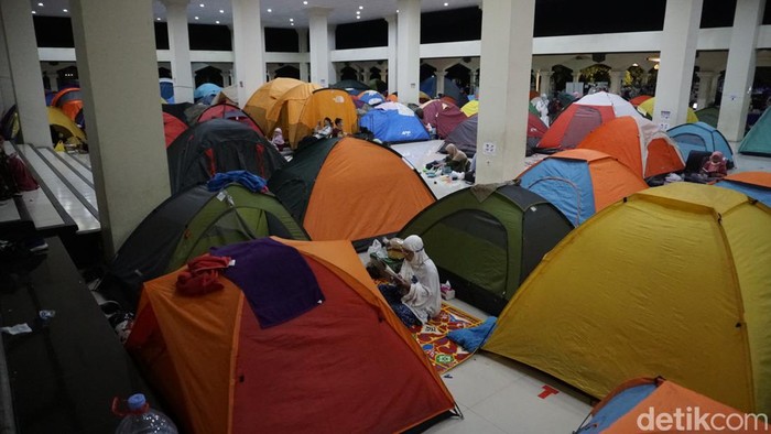 Sejumlah warga melakukan itikaf di Masjid Habiburahman, Bandung. Mereka bahkan hingga mendirikan tenda.