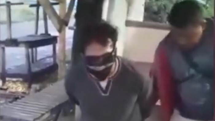 Seorang prajurit AL menjadi korban perampokan oleh komplotan bermodus travel. Korban ditemukan di sawah dalam kondisi mata terrtutup dan tangan terikat. Dua pelaku ditangkap polisi. (tangkapan layar video viral)