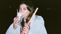Saat di Disneyland Tokyo, Shalom mencicipi cokelat hangat dengan paduan rasa jeruk. Pendampingnya churros yang legit manis. Duh, kayaknya enak ya?
