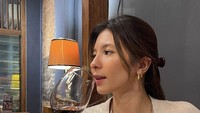 Mengisi waktu santainya, Shalom mencicipi red wine dan pasta di restoran. Tak lupa ia mengabadikan momennya ini.