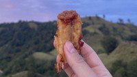 Pulang dari Sulawesi Utara, Shalom ternyata ketagihan pisang goreng sambal roa. Paduan unik ini ternyata amat disukainya.