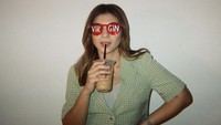 Disela-sela syuting Virgin The Series, Shalom mencicipi nikmatnya es kopi susu nih. Slurpp!