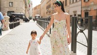 Shandy Aulia dan sang buah hati tampak menikmati perjalanannya di Italia kali ini. Foto: Instagram Shandy Aulia