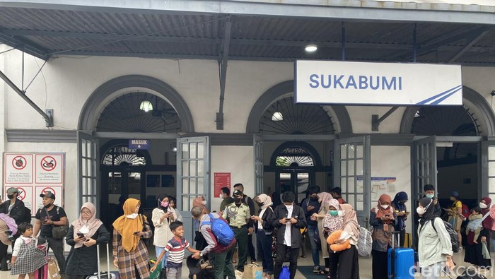 Situasi Stasiun Sukabumi yang banyak kedatangan pemudik pada Sabtu (15/4/2023).