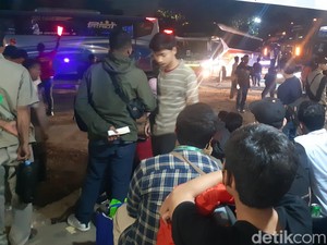 Sepakan Jelang Lebaran, Terminal Pondok Pinang Berjubel Pemudik