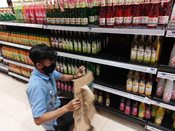 Snack hingga sirup diborong di Transmart Cempaka Putih dalam ajang Transmart Full Day Sale