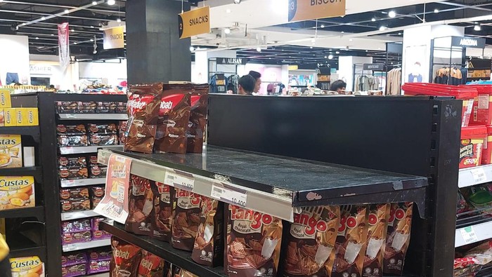 Snack hingga sirup diborong di Transmart Cempaka Putih dalam ajang Transmart Full Day Sale