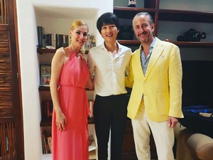 Song Joong Ki & Istri Kondangan di Meksiko, Gaya Rambutnya Disebut Jadul