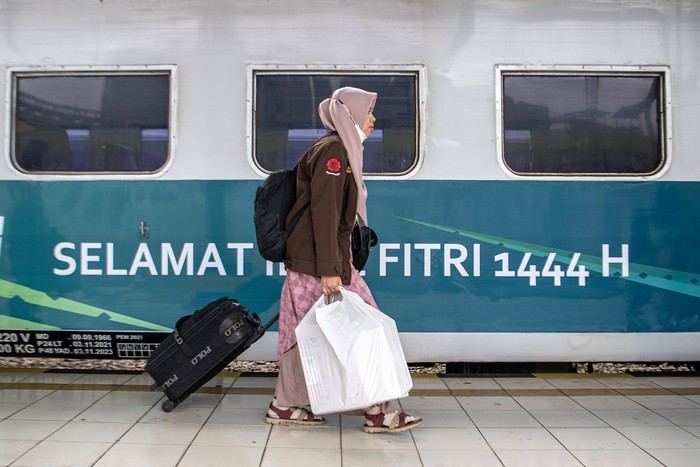 Pemudik kereta api menyusun barang bawakannya di gerbong kereta api Serello tujuan Palembang-Lubuklinggau di Stasiun Kertapati, Palembang, Sumatera Selatan, Sabtu (15/4/2023). PT Kereta Api Indonesia (KAI) Divre III Palembang mencatat penjualan tiket Kereta Api (KA) Bukit Serelo tujuan Kertapati-Lubuk, KA Rajabasa tujuan Kertapati-Tanjung Karang, dan KA Sindang Marga tujuan Kertapati-Lubuk Linggau untuk keberangkatan 19-21 April 2023 telah terjual sebanyak 46.064 kursi dari total kursi yang disediakan sebanyak 52.228 kursi. ANTARA FOTO/Nova Wahyudi/foc.