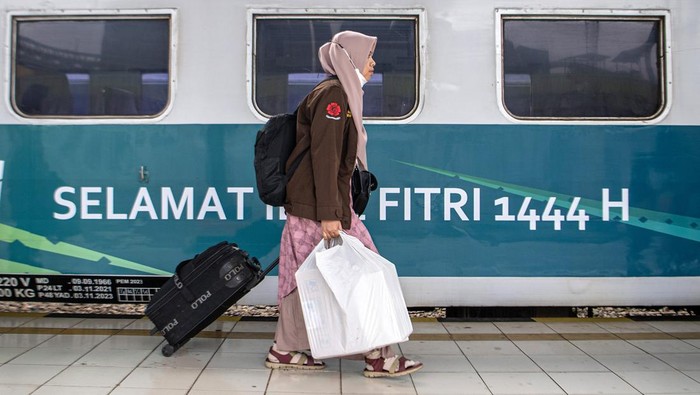 Pemudik kereta api menyusun barang bawakannya di gerbong kereta api Serello tujuan Palembang-Lubuklinggau di Stasiun Kertapati, Palembang, Sumatera Selatan, Sabtu (15/4/2023). PT Kereta Api Indonesia (KAI) Divre III Palembang mencatat penjualan tiket Kereta Api (KA) Bukit Serelo tujuan Kertapati-Lubuk, KA Rajabasa tujuan Kertapati-Tanjung Karang, dan KA Sindang Marga tujuan Kertapati-Lubuk Linggau untuk keberangkatan 19-21 April 2023 telah terjual sebanyak 46.064 kursi dari total kursi yang disediakan sebanyak 52.228 kursi. ANTARA FOTO/Nova Wahyudi/foc.