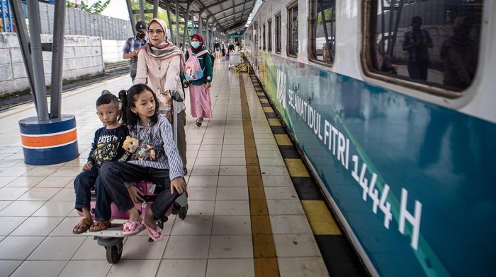 Suasana Arus Mudik di Stasiun Kertapati Palembang Pemudik kereta api menyusun barang bawakannya di gerbong kereta api Serello tujuan Palembang-Lubuklinggau di Stasiun Kertapati, Palembang, Sumatera Selatan, Sabtu (15/4/2023). PT Kereta Api Indonesia (KAI) Divre III Palembang mencatat penjualan tiket Kereta Api (KA) Bukit Serelo tujuan Kertapati-Lubuk, KA Rajabasa tujuan Kertapati-Tanjung Karang, dan KA Sindang Marga tujuan Kertapati-Lubuk Linggau untuk keberangkatan 19-21 April 2023 telah terjual sebanyak 46.064 kursi dari total kursi yang disediakan sebanyak 52.228 kursi. ANTARA FOTO/Nova Wahyudi/foc.