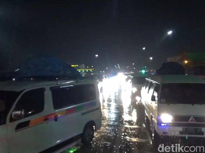 Suasana arus mudik di Tol Cikampek.
