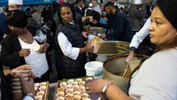 Takjil yang disiapkan ini akan dibagikan gratis kepada warga untuk menu buka puasa di kawasan Bo-Kaap, Cape Town.