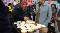 Warga membagikan takjil kepada umat muslim yang akan buka puasa bersama di kawasan Bo-Kaap, Cape Town, Jumat (14/4/2023).