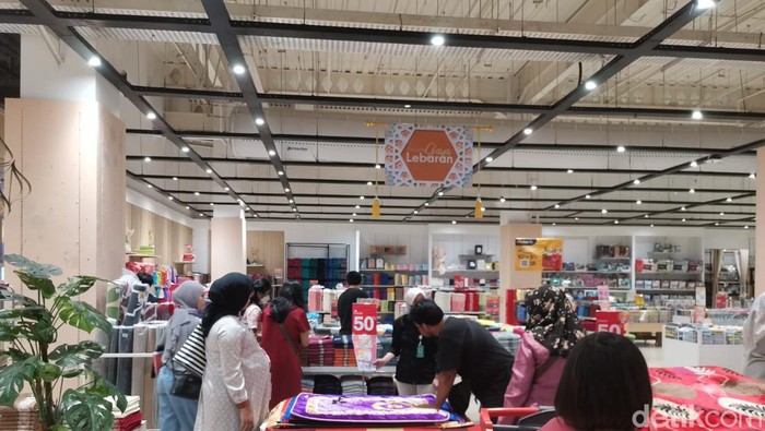 Suasana Transmart Full Day Sale di Cempaka Putih hingga tengah malam