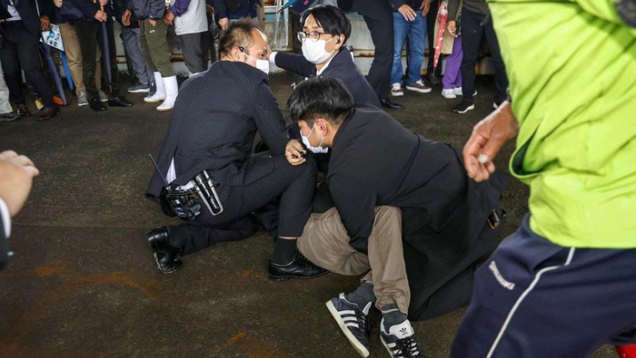 Tampang Pelempar Bom Asap ke Dekat PM Jepang Seorang pria ditangkap polisi Jepang setelah sebuah objek diduga bom asap dilemparkan ke dekat PM Fumio Kishida yang berpidato di pelabuhan Saikazaki, Sabtu (15/4). Ini tampangnya.