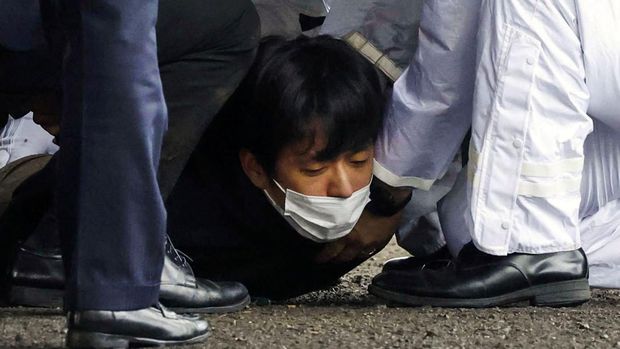 Seorang pria ditangkap polisi Jepang setelah sebuah objek diduga bom asap dilemparkan ke dekat PM Fumio Kishida yang berpidato di pelabuhan Saikazaki, Sabtu (15/4). Ini tampangnya.