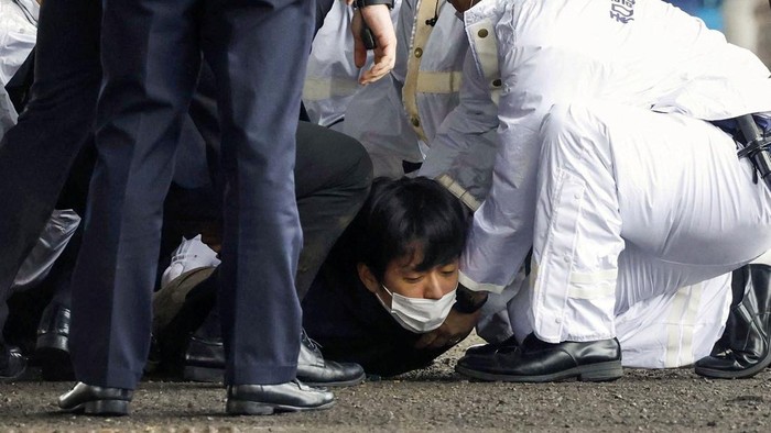 Tampang Pelempar Bom Asap ke Dekat PM Jepang Seorang pria ditangkap polisi Jepang setelah sebuah objek diduga bom asap dilemparkan ke dekat PM Fumio Kishida yang berpidato di pelabuhan Saikazaki, Sabtu (15/4). Ini tampangnya.