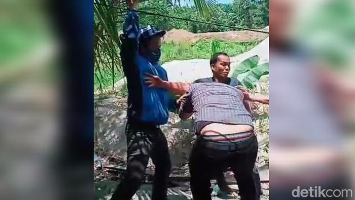 Tangkapan layar video pengeroyokan anak mantan anggota DPRD Sumut di Asahan.