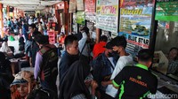 Antrean terlihat di loket bus jurusan Sumatera.