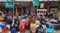 Hingga pagi menjelang siang, kondisi terminal terpantau ramai namun belum terlihat kepadatan mencolok.