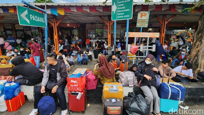 Calon penumpang memadati terminal Kalideres, Jakarta Barat, Sabtu (15/4/2023). Hingga pagi menjelang siang, kondisi terminal terpantau ramai namun belum terlihat kepadatan mencolok. Keramaian pagi hingga siang hari terlihat di bus jurusan Sumatra. Sementara jurusan Jawa Barat, Jawa Tengah dan Jawa Timur masih belum terlihat lonjakan signifikan.