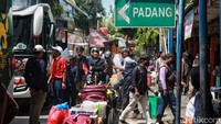 Keramaian pagi hingga siang hari terlihat di bus jurusan Sumatra.