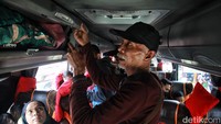 Salah satu bus yang siap berangkat tampak penuh oleh pemudik. Tak hanya itu, bagasi di dalam bus juga penuh dengan barang bawaan.