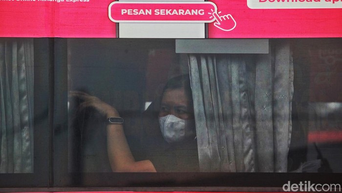 Terkini di Terminal Kalideres Jelang Lebaran Idul Fitri Calon penumpang memadati terminal Kalideres, Jakarta Barat, Sabtu (15/4/2023). Hingga pagi menjelang siang, kondisi terminal terpantau ramai namun belum terlihat kepadatan mencolok. Keramaian pagi hingga siang hari terlihat di bus jurusan Sumatra. Sementara jurusan Jawa Barat, Jawa Tengah dan Jawa Timur masih belum terlihat lonjakan signifikan.