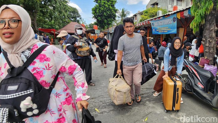 Calon penumpang memadati terminal Kalideres, Jakarta Barat, Sabtu (15/4/2023). Hingga pagi menjelang siang, kondisi terminal terpantau ramai namun belum terlihat kepadatan mencolok. Keramaian pagi hingga siang hari terlihat di bus jurusan Sumatra. Sementara jurusan Jawa Barat, Jawa Tengah dan Jawa Timur masih belum terlihat lonjakan signifikan.