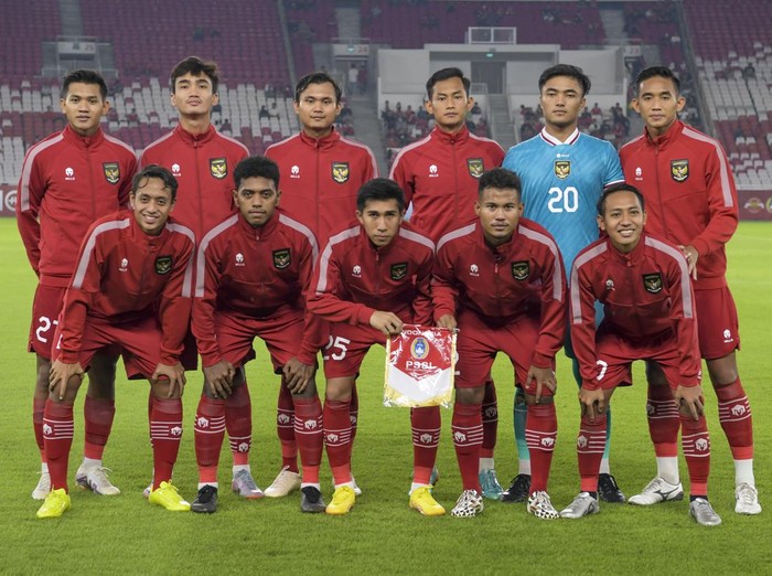 Pesepak bola Timnas Indonesia U-22 Jeam Kelly (kiri) berusaha melewati hadangan pesepak bola Timnas Lebanon U-22 Mohamad Baker (kanan) dalam pertandingan Internasional Friendly Match di Stadion Utama Gelora Bung Karno, Jakarta, Jumat (14/4/2023). ANTARA FOTO/Galih Pradipta/rwa.