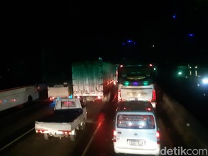 KM 37 Tol Japek Arah Cikampek Macet, Kendaraan Mudik Bercampur Truk