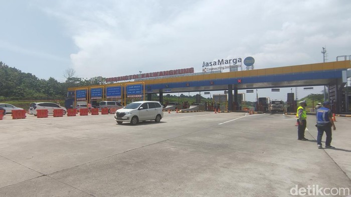 Arus kendaraan yang masuk tol Kalikangkung mulai meningkat sepekan sebelum Lebaran. Perjam kendaraan yang melintas masuk dari arah Jakarta ke Semarang  di Kalikangkung 1.000 sampai 1.200 kendaraan perjam.