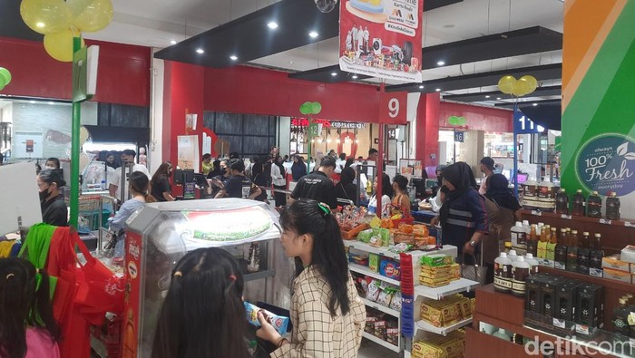 Transmart Full Day Sale di Medan.