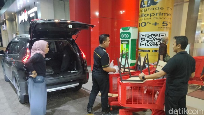 Keseruan Transmart Rungkut Full Day Sale begitu terasa. Hingga ada warga Surabaya yang memborong meja dan kursi.