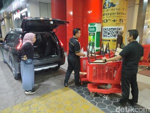 Pengunjung Borong Meja Kursi di Transmart Rungkut Full Day Sale