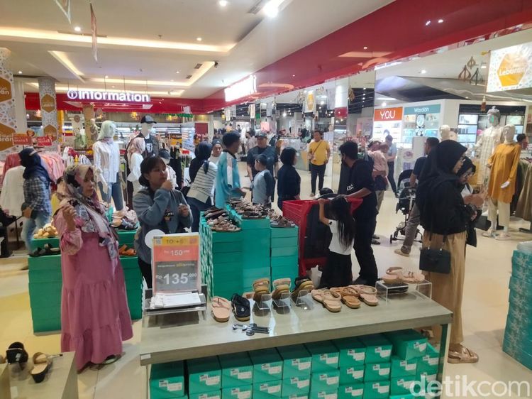 Keseruan Belanja di Transmart Rungkut Full Day Sale
