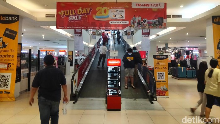 Transmart Rungkut Full Day Sale menyuguhkan keseruan berbelanja, Sabtu (15/4/2023). Pengunjung senang bisa membeli barang yang diinginkan dengan banyak diskonan.