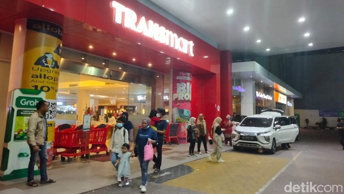 Transmart Rungkut Full Day Sale menyuguhkan keseruan berbelanja, Sabtu (15/4/2023). Pengunjung senang bisa membeli barang yang diinginkan dengan banyak diskonan.