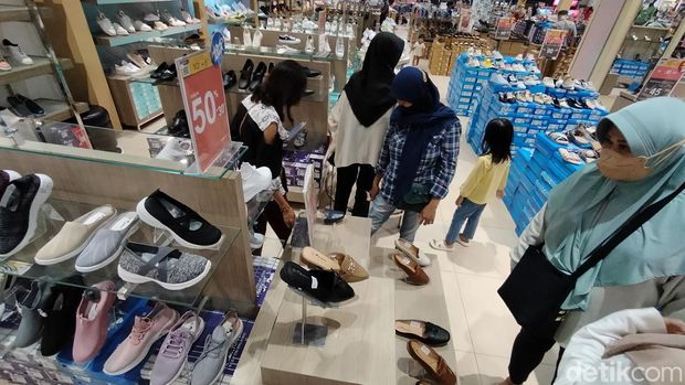 Keseruan Transmart Rungkut Full Day Sale begitu terasa. Hingga ada warga Surabaya yang memborong meja dan kursi.