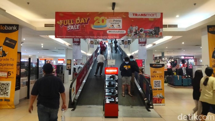 Hari ini, Sabtu (15/4/2023) merupakan Full Day Sale di Transmart. Maka tak heran jika banyak diskon di Transmart Rungkut, Surabaya.