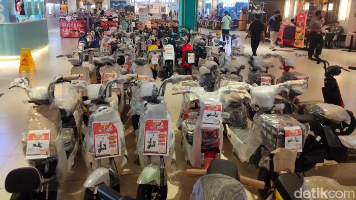 Hari ini, Sabtu (15/4/2023) merupakan Full Day Sale di Transmart. Maka tak heran jika banyak diskon di Transmart Rungkut, Surabaya.