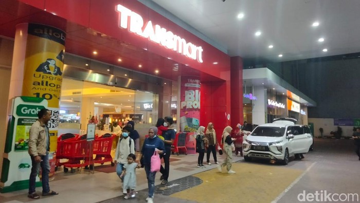 Hari ini, Sabtu (15/4/2023) merupakan Full Day Sale di Transmart. Maka tak heran jika banyak diskon di Transmart Rungkut, Surabaya.
