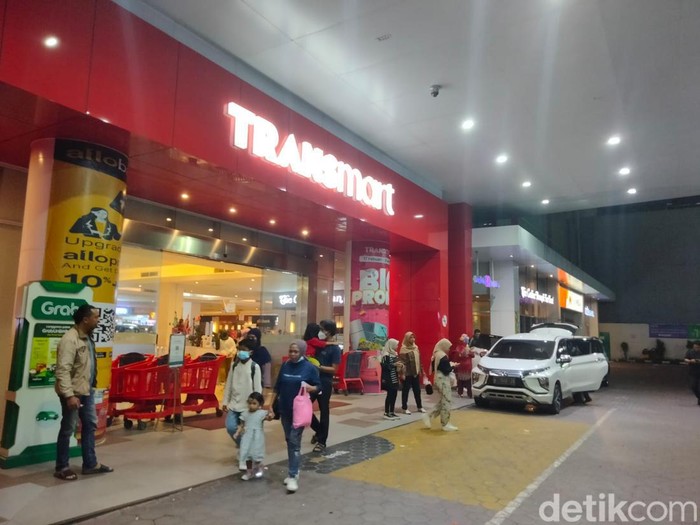 Hari ini, Sabtu (15/4/2023) merupakan Full Day Sale di Transmart. Maka tak heran jika banyak diskon di Transmart Rungkut, Surabaya.