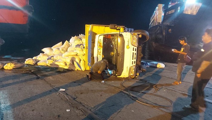 Truk bermuatan udang asin terguling di dermaga LCM Pelabuhan Gilimanuk, Kecamatan Melaya, Kabupaten Jembrana, Bali, Sabtu (15/4/2023).