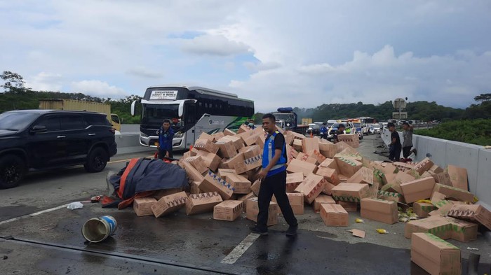 Truk terguling usai ditabrak bus di Cipularang.